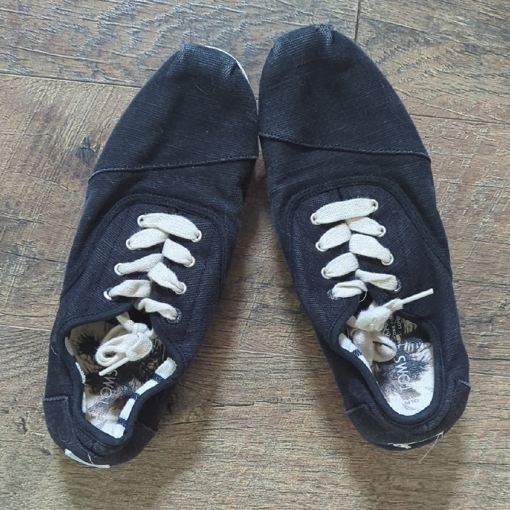 Black Casual Sneakers with White Laces